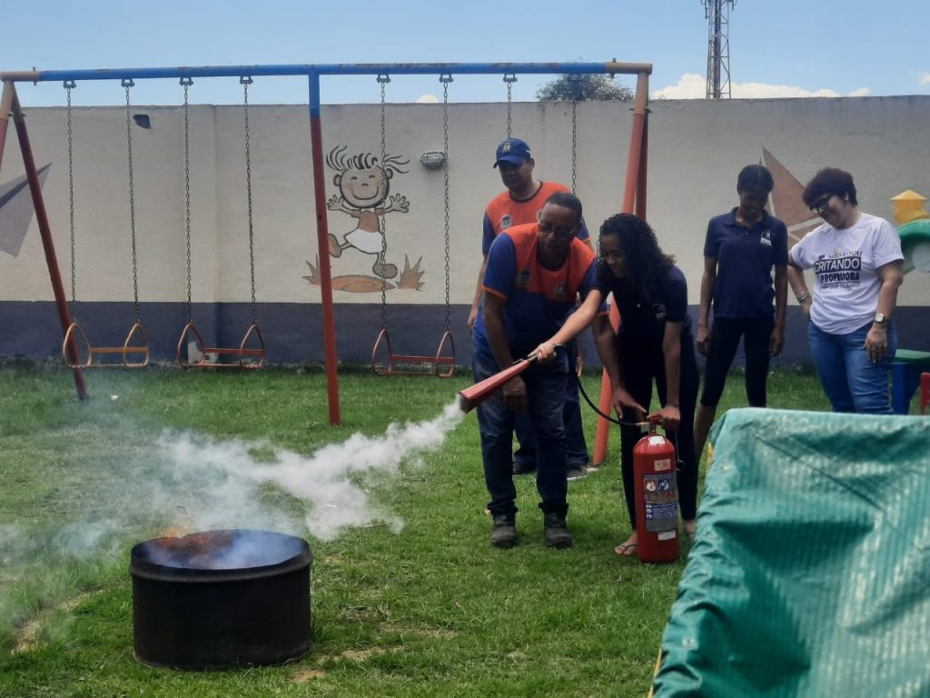 funcionarios-das-escolas-aprendem-sobre-combate-a-principios-de-incendio