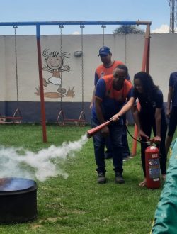 Funcionários das escolas aprendem sobre combate a princípios de incêndio