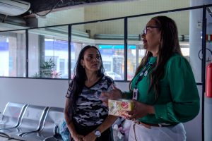 assistencia-social-recebe-caixas-de-bombons-para-entregar-a-populacao