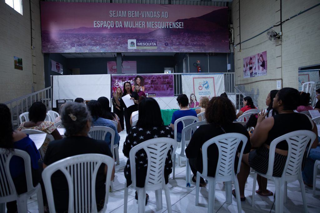 aula-inaugural-para-alunas-de-depilacao-e-design-de-sobrancelhas