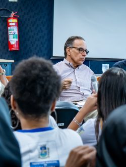 Embaixador do Brasil em Belize visita Mesquita e conversa com estudantes da rede pública
