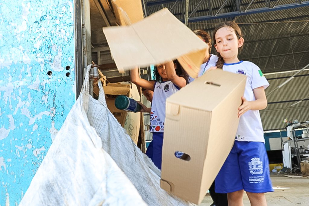 estudantes-de-mesquita-visitam-galpao-de-reciclagem