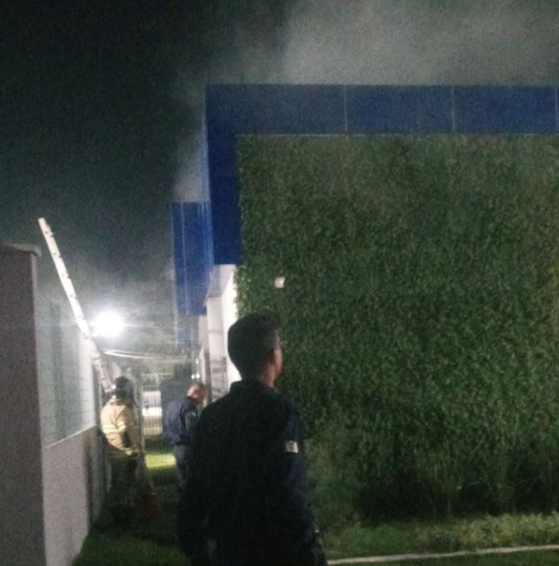 agentes-de-seguranca-ajudam-a-minimizar-impactos-de-queda-de-balao-em-mesquita