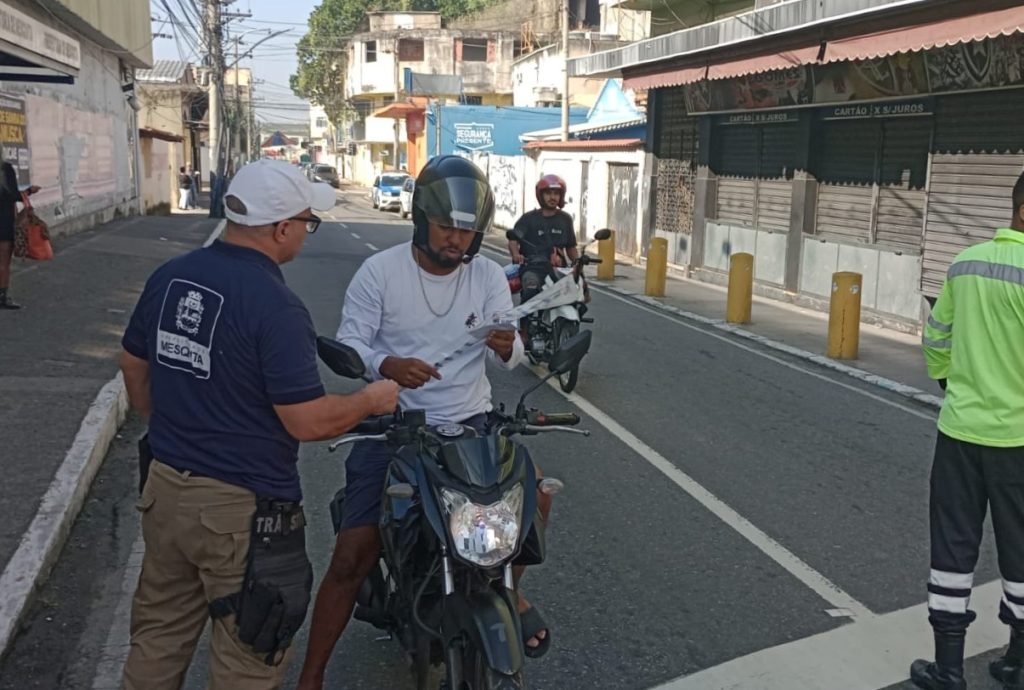 campanha-educativa-de-transito-com-distribuicao-de-antenas-corta-pipas