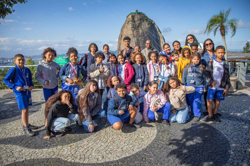 Nessa semana, estudantes da Escola Municipal Irena Sendler conheceram o Bondinho do Pão de Açúcar durante uma saída pedagógica