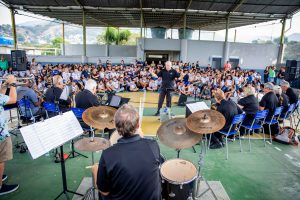 banda-internacional-se-apresenta-em-escolas-de-mesquita
