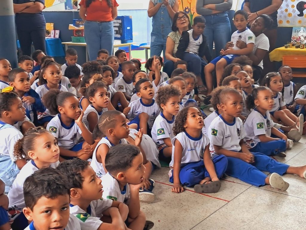 escola-de-mesquita-promove-roda-de-leitura-com-escritora