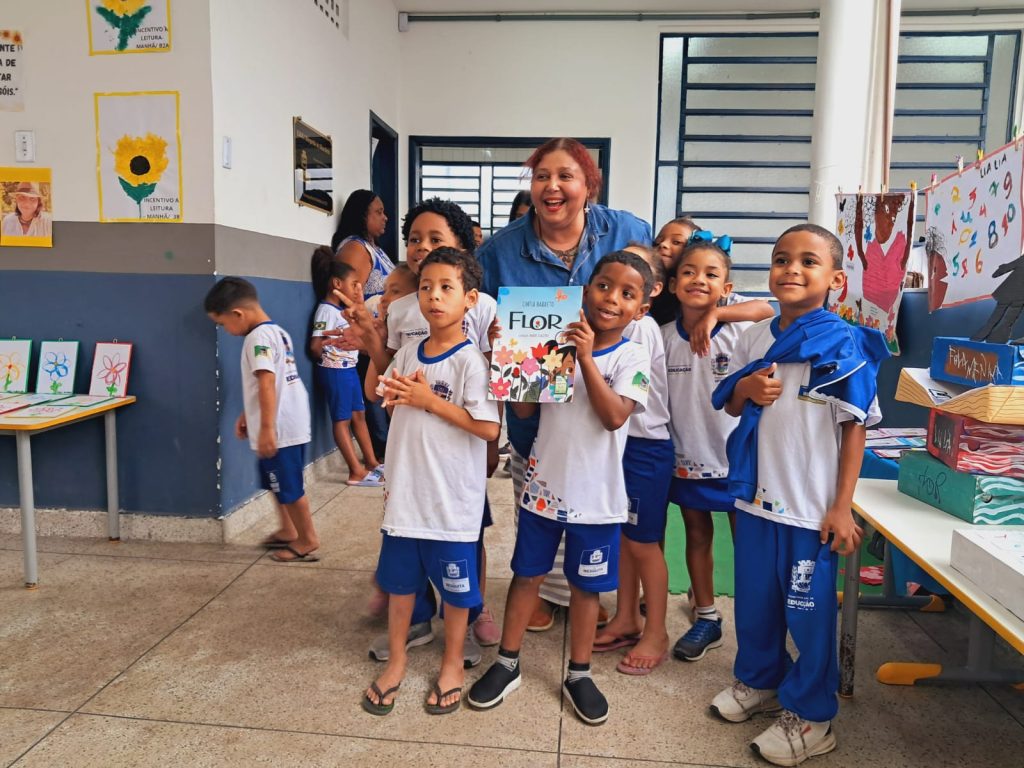 escola-de-mesquita-promove-roda-de-leitura-com-escritora
