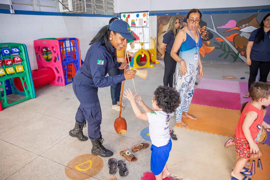 guarda-civil-promove-oficina-de-capoeira-na-educacao-de-mesquita