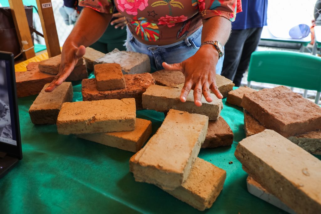 educacao-de-mesquita-marca-presenca-na-fecti-2025