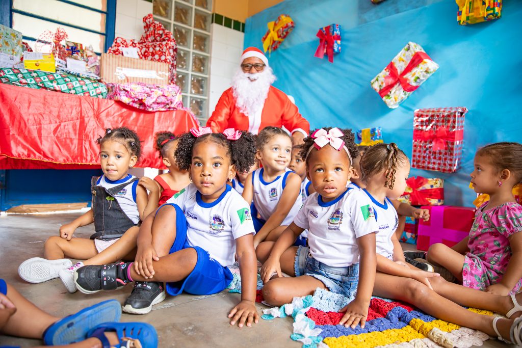 estudantes-de-mesquita-atendidos-pelo-papai-noel-dos-correios