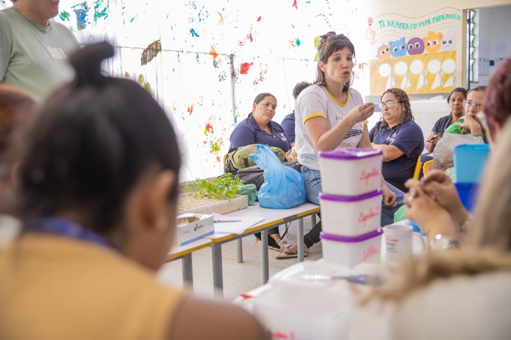 profissionais-da-educacao-participam-de-oficina-de-compostagem-em-mesquita