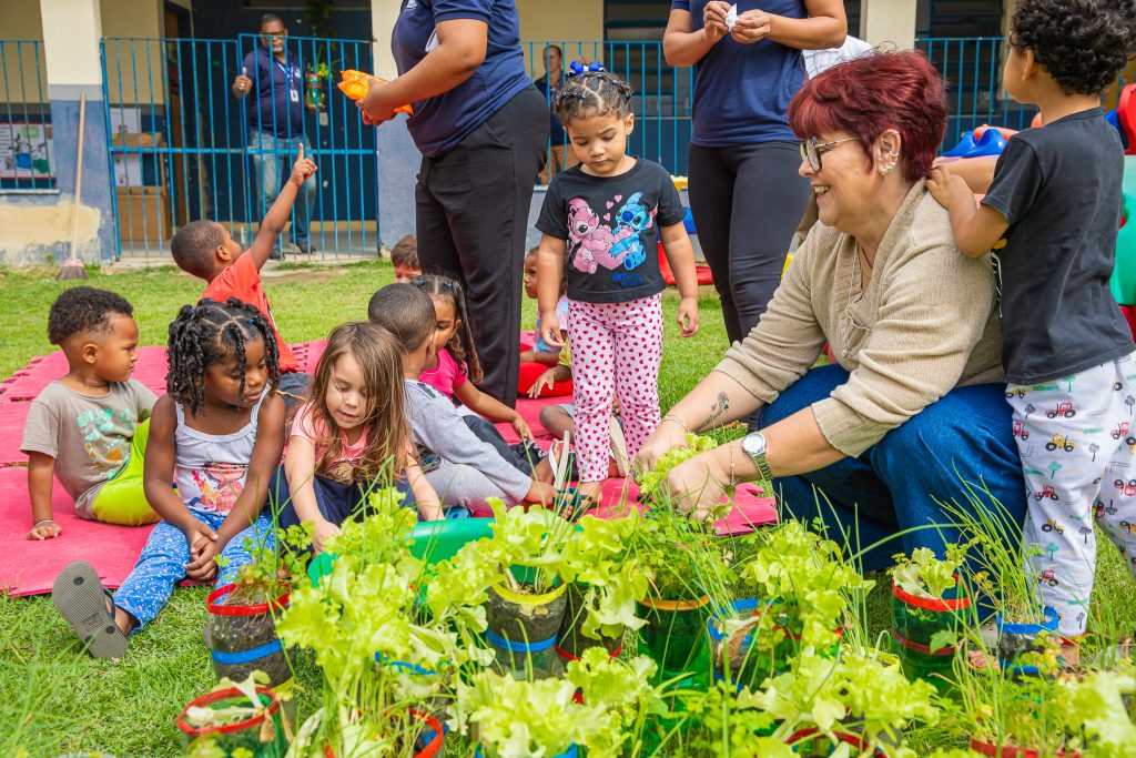 profissionais-da-educacao-participam-de-oficina-de-compostagem-em-mesquita