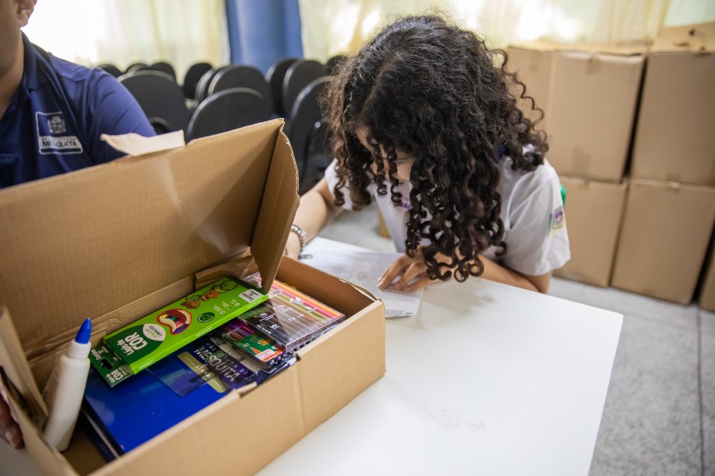 mesquita-finaliza-entrega-de-kits-de-escolares