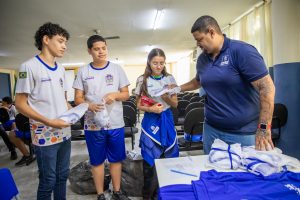 educacao-de-mesquita-inicia-entrega-de-uniformes-escolares